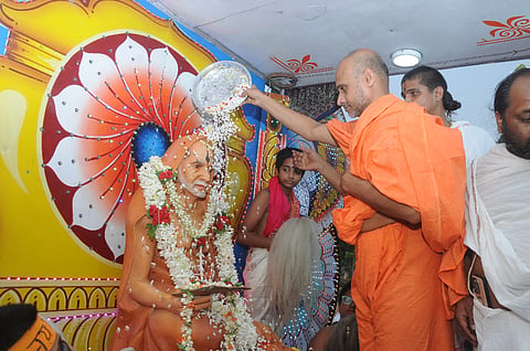  ಶ್ರೀ ಸತ್ಯಪ್ರಮೋದತೀರ್ಥ ಸ್ವಾಮೀಜಿ ಅವರ ಪ್ರತಿಮೆಗೆ ಪುಷ್ಪಾರ್ಚನೆ ಮಾಡುವ ಮೂಲಕ ಮೆರವಣಿಗೆಗೆ ಶ್ರೀ ಸತ್ಯಾತ್ಮತೀರ್ಥ ಸ್ವಾಮೀಜಿ ಚಾಲನೆ ನೀಡಿದರು. 