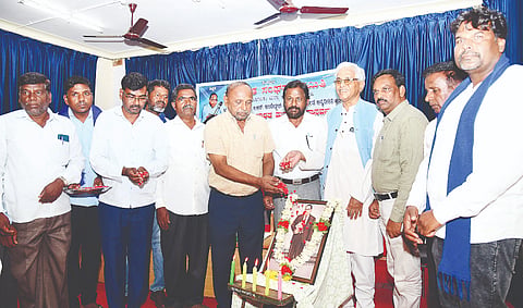 ನಗರದ ಇಂಜಿನಿಯರ್‌ಗಳ ಸಂಸ್ಥೆಯ ಸಭಾಂಗಣದಲ್ಲಿ ಶುಕ್ರವಾರ ಆಯೋಜಿಸಿದ್ದ ಕಾರ್ಯಕ್ರಮದಲ್ಲಿ ಡಾ.ಬಿ.ಆರ್.ಅಂಬೇಡ್ಕರ್ ಅವರ ಭಾವಚಿತ್ರಕ್ಕೆ ಗಣ್ಯರು ಪುಷ್ಪ ನಮನ ಸಲ್ಲಿಸಿದರು. ಪ್ರೊ.ಕಾಳೇಗೌಡ ನಾಗವಾರ, ನಾ.ದಿವಾಕರ, ವಿ.ನಾಗರಾಜ, ಗಿರಿಜಾ ಇತರರಿದ್ದರು.