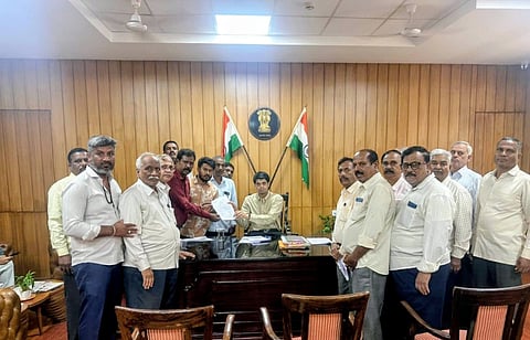 ರಮ್ಮನಹಳ್ಳಿ ಪಟ್ಟಣ ಪಂಚಾಯಿತಿ ಕಚೇರಿಯನ್ನು ಸ್ಥಳಾಂತರಿಸುವಂತೆ ಒತ್ತಾಯಿಸಿ ವಿವಿಧ ಬಡಾವಣೆ ನಿವಾಸಿಗಳು ಜಿಲ್ಲಾಧಿಕಾರಿಗೆ ಮನವಿ ಸಲ್ಲಿಸಿದರು. ಜೆ.ಮಹೇಶ್, ಪ್ರವೀಣ್, ನಾಗರಾಜು, ಮಲ್ಲಿಕಾರ್ಜುನಸ್ವಾಮಿ, ಜಗದೀಶ್, ಗಣೇಶ್ ಇತರರು ಇದ್ದರು.