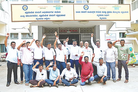 ವಿವಿಧ ಬೇಡಿಕೆ ಈಡೇರಿಕೆಗೆ ಆಗ್ರಹಿಸಿ  ಜಿಲ್ಲಾ ಪ್ರವಾಸಿ ವಾಹನ ಚಾಲಕರ ಮತ್ತು ಮಾಲೀಕರ ಯೋಗಕ್ಷೇಮಾಭಿವೃದ್ಧಿ ಸಂಘದಿಂದ ನಗರದಲ್ಲಿ  ಪ್ರತಿಭಟನೆ ನಡೆಯಿತು. ಎಸ್.ನಾಗರಾಜ್, ಆರ್.ಪ್ರಭಾಕರ್, ಕೆ.ಟಿ.ದಿವಾಕರ್, ಚಂದ್ರಶೇಖರ್ ಸ್ವಾಮಿ ಇನ್ನಿತರರಿದ್ದರು.