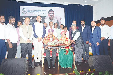 ಮಾನಸ ಗಂಗೋತ್ರಿಯ ಇಎಂಆರ್‌ಸಿ ಸಂಭಾಗಣದಲ್ಲಿ  ಆಯೋಜಿಸಿದ್ದ ಕಾರ್ಯಕ್ರಮದಲ್ಲಿ ಪ್ರೊ.ಸಿ.ಗುರುಸಿದ್ದಯ್ಯ ದಂಪತಿಯನ್ನು ಸನ್ಮಾನಿಸಲಾಯಿತು. ಪ್ರೊ.ಎನ್.ಕೆ.ಲೋಕನಾಥ್, ಪ್ರೊ.ರಮೇಶ್, ಪ್ರೊ.ಡಿ.ಆನಂದ್, ಡಾ.ನಿರ್ಮಲ್‌ರಾಜ್ ಇತರರು ಇದ್ದರು.