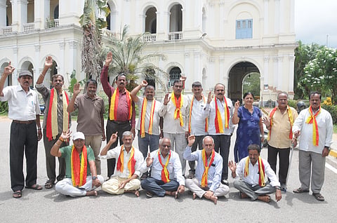 ಮೈಸೂರು ಕನ್ನಡ ವೇದಿಕೆ ವತಿಯಿಂದ ಶನಿವಾರ ಹಳೆ ಜಿಲ್ಲಾಧಿಕಾರಿ ಕಚೇರಿ ಬಳಿ ಚಾಮುಂಡಿ ಬೆಟ್ಟದಲ್ಲಿ ದೇವಿ ದರ್ಶನ ಟಿಕೆಟ್ ದರ ಹೆಚ್ಚಳ ಮಾಡಿರುವುದನ್ನು ವಿರೋಧಿಸಿ ಪ್ರತಿಭಟನೆ ನಡೆಸಲಾಯಿತು.
