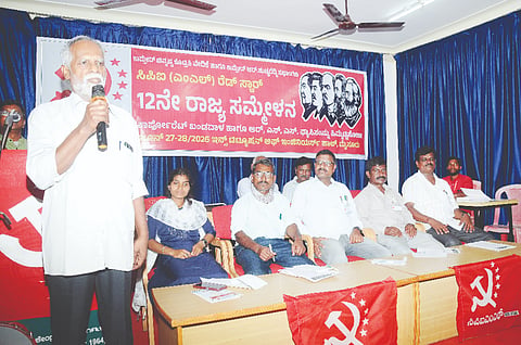 ಸಿಪಿಐ(ಎಂಎಲ್) ರೆಡ್‌ಸ್ಟಾರ್‌ನಿಂದ ನಗರದಲ್ಲಿ ಎರಡು ದಿನಗಳ ಕಾಲ ಆಯೋಜಿಸಿರುವ 12ನೇ ರಾಜ್ಯ ಸಮ್ಮೇಳನದಲ್ಲಿ ಪಿ.ಜೆ.ಜೇಮ್ಸ್ ಮಾತನಾಡಿದರು. ಕಂದೇಗಾಲ ಶ್ರೀನಿವಾಸ್, ಎಂ.ಗಂಗಾಧರ್, ಎಸ್.ಆರ್.ಮಂಜುನಾಥ್, ಕೆ.ಕೆ.ಕೃಷ್ಣಪ್ಪ, ಡಿ.ಕೆ.ಲಿಂಗಸೂರು, ಸಂದೀಪ್, ಚಿಕ್ಕಮಗಳೂರಿನ ಭಾಗ್ಯಾ ಇತರರು ಇದ್ದರು. 