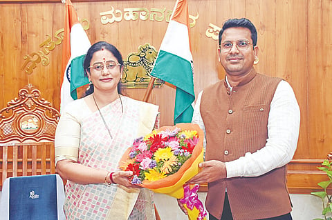 ಮೈಸೂರು ನಗರಪಾಲಿಕೆ ಆಯುಕ್ತರಾಗಿ ವರ್ಗವಣೆಗೊಂಡಿರುವ ಎಂ.ಕೆ.ಸವಿತಾ ಅವರಿಗೆ ಬುಧವಾರ ನಿರ್ಗಮಿತ ಆಯುಕ್ತ ಶೇಖ್ ತನ್ವೀರ್ ಆಸಿಫ್ ಹೂ ಗುಚ್ಛನೀಡಿ ಅಧಿಕಾರ ಹಸ್ತಾಂತರಿಸಿದರು.