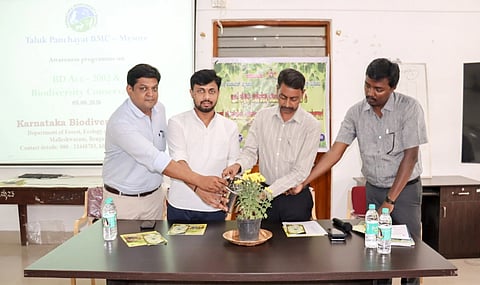  ನಗರದ ತಾಲೂಕು ಪಂಚಾಯಿತಿ ಸಭಾಂಗಣದಲ್ಲಿ ಬುಧವಾರ ಆಯೋಜಿಸಿದ್ದ ಜೀವವೈವಿಧ್ಯ ನಿರ್ವಹಣಾ ಸಮಿತಿಗಳ ಬಲವರ್ಧನೆ ಹಾಗೂ ಜೀವವೈವಿಧ್ಯ ಸಂಘಟನೆ ಕುರಿತು ಜಾಗೃತಿ ಕಾರ್ಯಕ್ರಮವನ್ನು ಗಣ್ಯರು ಉದ್ಘಾಟಿಸಿದರು. ಸಿ.ಕೃಷ್ಣ, ಪ್ರಸನ್ನ, ಸುರೇಶ್ ಇತರರಿದ್ದರು.