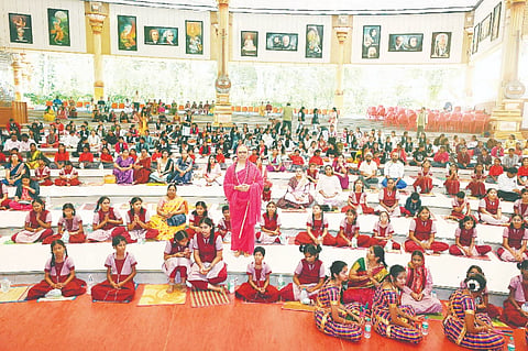  ಶ್ರೀ ಗಣಪತಿ ಸಚ್ಚಿದಾನಂದ ಆಶ್ರಮದಲ್ಲಿ ಸೋಮವಾರ ಆಯೋಜಿಸಿದ್ದ ಸಾಧನಾ ಸಲಕರಣೆ ವಿತರಣಾ ಕಾರ್ಯಕ್ರಮದಲ್ಲಿ ಶ್ರೀ ದತ್ತವಿಜಯಾನಂದ ತೀರ್ಥ ಸ್ವಾಮೀಜಿಯೊಂದಿಗೆ ಪಾಲ್ಗೊಂಡಿರುವ ವಿಶೇಷ ಮಕ್ಕಳು.