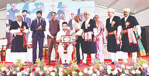 ಕಾವೇರಿ ಕೊಡವ ಅಸೋಸಿಯೇಷನ್ ಮೈಸೂರು ಪೂರ್ವದ ಬೆಳ್ಳಿಹಬ್ಬ ಕಾರ್ಯಕ್ರಮದಲ್ಲಿ ಯದುವೀರ್ ಕೃಷ್ಣ ದತ್ತ ಚಾಮರಾಜ ಒಡೆಯರ್ ಅವರಿಗೆ ನೆನಪಿನ ಕಾಣಿಕೆ ನೀಡಿ ಗೌರವಿಸಲಾಯಿತು. ಡಾ. ತೀತಿರಾ ರೋಷನ್ ಅಪ್ಪಚ್ಚು,  ಮುಕ್ಕಾಟಿರ ಪುನೀತ್ ಕುಟ್ಟಯ್ಯ,ಪೊಂಜಾಂಡ ಎ.ಗಣಪತಿ, ಪಟ್ಟಡ ದೇವಯ್ಯ, ನೆರವಂಡ ಮುತ್ತಪ್ಪ, ಕಡೆಮಾಡ ಬೆಳ್ಳಿಯಪ್ಪ, ಪಟ್ಟಮಾಡ ಚೇರ್ಮಣ್ಣ, ಪಂದ್ಯಂಡ ಪದ್ಮಾ ಬೋಪಯ್ಯ ಇತರರು ಇದ್ದರು.