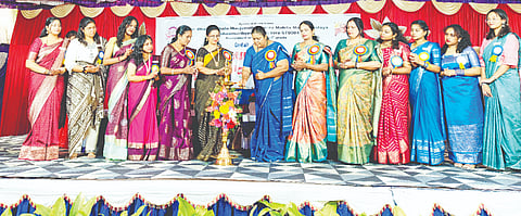 ಕೃಷ್ಣಮೂರ್ತಿಪುರಂನ ಎಂಎಂಕೆ ಮತ್ತು ಎಸ್‌ಡಿಎಂ ಮಹಿಳಾ ಮಹಾವಿದ್ಯಾಲಯದ ವಿದ್ಯಾರ್ಥಿ ಸಂಘಕ್ಕೆ ಉಷಾ ನರಸಿಂಹನ್ ಚಾಲನೆ ನೀಡಿದರು. ಪ್ರೊ.ಎನ್.ಭಾರತಿ, ಎಸ್.ಪಿ.ಶೋಭಾ, ಜಿ.ಜ್ಯೋತಿಲಕ್ಷ್ಮೀ, ಕೆ.ಎಸ್.ಸುಕೃತ, ಸಂಜನಾ, ವೈಷ್ಣವಿ ಇತರರಿದ್ದರು.
