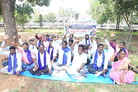ದಲಿತ ಸಂಘರ್ಷ ಸಮಿತಿಯಿಂದ ಬುಧವಾರ ಜಿಲ್ಲಾಧಿಕಾರಿ ಕಚೇರಿ ಬಳಿ ಪ್ರತಿಭಟನೆ ನಡೆಯಿತು.