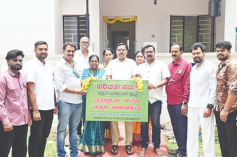 ಜೆ.ಪಿ.ನಗರದಲ್ಲಿ ಪರಿವರ್ತನಂ ಪಬ್ಲಿಕ್ ಚಾರಿಟಬಲ್ ಟ್ರಸ್ಟ್‌ನಿಂದ ಸ್ಥಾಪಿತವಾದ ಹಿರಿಯ ನಾಗರಿಕರಿಗೆ ವೃದ್ಧಾಶ್ರಮ ಹಾಗೂ ಮಕ್ಕಳ ಅನಾಥಾಶ್ರಮವನ್ನು ಉದ್ಘಾಟಿಸಲಾಯಿತು. ಎಚ್.ಎನ್.ಶ್ರೀಧರ್‌ಮೂರ್ತಿ, ವೀಣಾ, ಸಿ.ಎಸ್.ರಘು, ವಿಕ್ರಂ ಅಯ್ಯಂಗಾರ್, ವಿನಯ್ ಕಣಗಾಲ್,  ಕೆ.ಎಸ್.ಮಮತಾ, ಪವನ್ ಇತರರು ಇದ್ದರು.