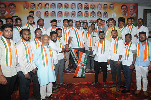 ನಗರದ ಕಾಂಗ್ರೆಸ್ ಕಚೇರಿಯಲ್ಲಿ ಭಾನುವಾರ ಚಾಮರಾಜ ವಿಧಾನಸಭಾ ಕ್ಷೇತ್ರದ ಯುವ ಕಾಂಗ್ರೆಸ್‌ನ ಪದಾಧಿಕಾರಿಗಳ ಪದಗ್ರಹಣ ನೆರವೇರಿತು. ಕೆ.ಹರೀಶ್‌ಗೌಡ, ಎಂ.ಲಕ್ಷ್ಮಣ್, ಡಾ.ಬಿ.ಜೆ.ವಿಜಯ್‌ಕುಮಾರ್, ಆರ್.ಮೂರ್ತಿ, ನಿಶಾಂತ್ ಪಟೇಲ್, ಸಿ.ನರೇಂದ್ರ, ರವಿ ಮಂಚೇಗೌಡನಕೊಪ್ಪಲು ಇತರರಿದ್ದರು.