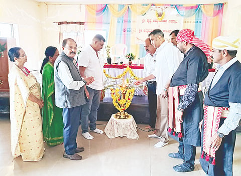 ಕಾನೂರು ಪ್ರಾಥಮಿಕ ಕೃಷಿ ಪತ್ತಿನ ಸಹಕಾರ ಸಂಘದ ಸಭಾಂಗಣದಲ್ಲಿ ನಡೆದ ಕಕ್ಕಡ ಪದ್‌ನೆಟ್ಟ್ ಕಾರ್ಯಕ್ರಮವನ್ನು ಶಾಸಕ ಎ.ಎಸ್.ಪೊನ್ನಣ್ಣ ಉದ್ಘಾಟಿಸಿದರು. ಬಾನಂಡ ಪ್ರತ್ಯು, ಉಮೇಶ್ ಕೇಚಮಯ್ಯ ಇತರರಿದ್ದರು.