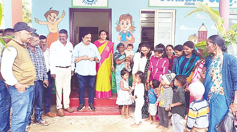 ಮಾದಾಪಟ್ಟಣ ಅಂಗನವಾಡಿ ಕೇಂದ್ರ-1ರ ಉದ್ಘಾಟನಾ ಕಾರ್ಯಕ್ರಮದಲ್ಲಿ ವಿ.ಪಿ.ಶಶಿಧರ್, ದಾಮೋದರ್, ರುಕ್ಮಿಣಿ ಇತರರಿದ್ದರು.