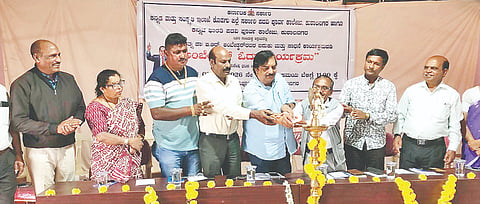 ಕುಶಾಲನಗರ ಸರ್ಕಾರಿ ಪದವಿ ಪೂರ್ವ ಕಾಲೇಜು ಸಭಾಂಗಣದಲ್ಲಿ ಶನಿವಾರ ಆಯೋಜಿಸಿದ್ದ ಅಂಬೇಡ್ಕರ್ ಓದು ಕಾರ್ಯಕ್ರಮವನ್ನು ಗಣ್ಯರು ಉದ್ಘಾಟಿಸಿದರು. ವಿ.ಪಿ.ಶಶಿಧರ್, ಡಾ.ಜೆ.ಸೋಮಣ್ಣ, ಎಸ್.ಎನ್.ರಾಜೇಂದ್ರ ಇತರರಿದ್ದರು.