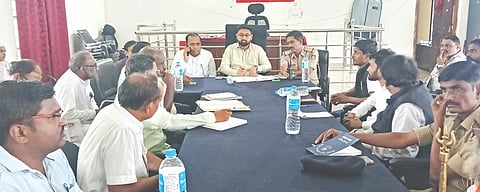 ಔರಾದ್​ನಲ್ಲಿ ಕರೆದಿದ್ದ ಪೂರ್ವ ಸಿದ್ದತಾ ಸಭೆಯಲ್ಲಿ ತಹಸೀಲ್ದಾರ್​ ಮಹೇಶ ಪಾಟೀಲ್​ ಮಾತನಾಡಿದರು. ಸಿಪಿಐ ರಘುವೀರ ಸಿಂಗ್​ ಠಾಕೂರ್​, ತಾಪಂ ಇಒ ಕಿರಣ ಪಾಟೀಲ, ಪಪಂ ಮುಖ್ಯಾಧಿಕಾರಿ ರವಿ ಸುಕುಮಾರ, ಬಾಬು ತಾರೆ, ರಾಮಣ್ಣ ವಡೆಯರ, ಅಮೀರ್​ ಚಾಚಾ, ರತ್ನದಿಪ್​ ಕಸ್ತೂರೆ ,ಅಶೋಕ ಶೆಂಬೆಳ್ಳಿ ಇತರರಿದ್ದರು.