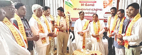 ಔರಾದ್​ ಪ್ರಜಾಪಿತ ಬ್ರಹ್ಮಕುಮಾರಿ ಈಶ್ವರಿಯ ವಿಶ್ವವಿದ್ಯಾಲಯದಲ್ಲಿ ಭಾನುವಾರ ಹಮ್ಮಿಕೊಂಡಿದ್ದ ನಶೆಮುಕ್ತ ಯುವ ಸಂಕಲ್ಪ ಅಭಿಯಾನ ಕಾರ್ಯಕ್ರಮದಲ್ಲಿ  ಬಿಕೆ ಸುಭಾಷಾ ಬಹನಜಿ, ಪಿಎಸ್​ಐ ಚಂದ್ರಶೇಖರ ನಿರ್ಣೆ, ಪಿಎಸ್​ಐ ಬಸವರಾಜ ಕೋಟೆ, ಶಿವಾನಂದ ಮೊಕ್ತೆದಾರ್​, ಅಶೋಕ ಶೆಂಬೆಳ್ಳಿ, ಮಹಾದೇವ ಲಕ್ಕಾ, ಗಂಗಾರಡ್ಡಿ, ಅಂಬಾದಾಸ ನಳಗೆ, ಶಿವು ಪಾಟೀಲ್​ ಬುಕಾ ಇತರರಿದ್ದರು.