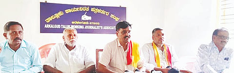 ಅರಕಲಗೂಡಿನಲ್ಲಿ ಪಪಂ ಮಾಜಿ ಸದಸ್ಯ ಎನ್. ರವಿಕುಮಾರ್ ಸುದ್ದಿಗೋಷ್ಠಿಯಲ್ಲಿ ಮಾತನಾಡಿದರು. ಲೋಕೇಶ್, ನಿರಂಜನ್, ಜಿಮ್ ಸೋಮು, ಮಂಜಣ್ಣ ಇದ್ದರು.