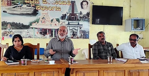 ಅರಕಲಗೂಡು ಪಪಂ ಸಭಾಂಗಣದಲ್ಲಿ ನಡೆದ ಆಶ್ರಯ ಸಮಿತಿ ಸಭೆಯಲ್ಲಿ ಶಾಸಕ ಎ.ಮಂಜು ಮಾತನಾಡಿದರು. ಕೆ.ಸಿ.ಸೌಮ್ಯಾ, ನಾಗೇಂದ್ರಕುಮಾರ್, ಶ್ರೀನಿವಾಸ್ ಇದ್ದರು.