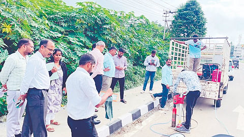 ಅರಕಲಗೂಡು ಮುಖ್ಯ ರಸ್ತೆಗೆ ಹಾಕಿರುವ ಡಾಂಬರ್ ಕಳಪೆ ಕಾಮಗಾರಿ ಆರೋಪದ ಹಿನ್ನೆಲೆಯಲ್ಲಿ ಕೆಶಿಪ್ ಅಧಿಕಾರಿಗಳು ಭೇಟಿ ನೀಡಿ ಪರಿಶೀಲಿಸಿದರು. ರೈತ ಮುಖಂಡ ಜಗದೀಶ್, ಸ್ಥಳೀಯರು ಇದ್ದರು.