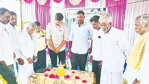 ಅರಕಲಗೂಡು ದೊಳ್ಳೇನಹಳ್ಳಿ ಗ್ರಾಮದಲ್ಲಿ ಏರ್ಪಡಿಸಿದ್ದ ಕೃಷಿ ತರಬೇತಿ ಕಾರ್ಯಕ್ರಮವನ್ನು ಧರ್ಮಸ್ಥಳ ಗ್ರಾಮಾಭಿವೃದ್ಧಿ ಸಂಸ್ಥೆಯ ತಾಲೂಕು ಯೋಜನಾಧಿಕಾರಿ ಬಾಬು ಉದ್ಘಾಟಿಸಿದರು. ಸಲ್ಮಾನ್ ಖಾನ್, ಯೋಗೇಶ್, ದೊರೇಶ್, ಗೋವಿಂದೇಗೌಡ, ರಾಮಶೆಟ್ಟಿ ಇತರರಿದ್ದರು. 