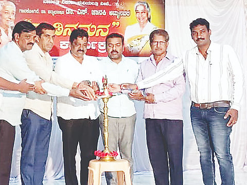 ಅರಕಲಗೂಡಿನಲ್ಲಿ ಹಿರಿಯ ಗಾಯಕಿ ಡಾ.ಎಸ್.ಜಾನಕಿ ಅವರಿಗೆ ಆಯೋಜಿಸಿದ್ದ ನುಡಿನಮನ ಕಾರ್ಯಕ್ರಮವನ್ನು ಜಿಲ್ಲಾ ಪತ್ರಕರ್ತರ ಸಂಘದ ಮಾಜಿ ಅಧ್ಯಕ್ಷ ರವಿ ನಾಕಲಗೋಡು ಕಾರ್ಯಕ್ರಮ ಉದ್ಘಾಟಿಸಿದರು. ಡಾ.ಮೋಹನ್, ಎನ್.ರವಿಕುಮಾರ್, ವಿಷ್ಣು ಪ್ರಕಾಶ್ ಇತರರಿದ್ದರು.