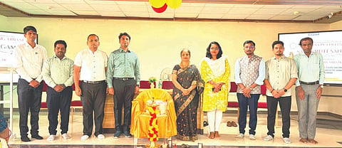 ಅಥಣಿ ಅನ್ನಪೂರ್ಣಾ ಸಮೂಹ ಶಿಕ್ಷಣ ಸಂಸ್ಥೆಯಲ್ಲಿ ಪದವಿಪೂರ್ವ ಮಹಾವಿದ್ಯಾಲಯದ ಪ್ರಥಮ ವರ್ಷದ ವಿದ್ಯಾರ್ಥಿಗಳ ಸ್ವಾಗತ ಕಾರ್ಯಕ್ರಮದಲ್ಲಿ ಡಾ.ಸಚಿನ ಮಿರಜ, ಡಾ.ರವಿ ಪಾಂಗಿ, ಪೂರ್ಣಿಮಾ ಪಾಂಗಿ, ಮೋನಿಕಾ ತಾಂಬಟ, ಜಮೀರ್ ಮುಲ್ಲಾ, ಕಿರಣ ಕೆಂಪಿ, ತುಷಾರ ಪಾಟೀಲ ಇತರರಿದ್ದರು.