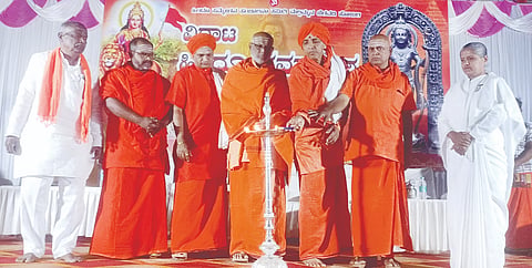 ಮಲ್ಲಮ್ಮನ ಬೆಳವಡಿ ಗ್ರಾಮದಲ್ಲಿ ಭಾನುವಾರ ಹಮ್ಮಿಕೊಂಡಿದ್ದ ವಿರಾಟ ಹಿಂದೂ ಸಮಾವೇಶವನ್ನು ಗಣ್ಯರು ಉದ್ಘಾಟಿಸಿದರು. ಸಂಗೊಳ್ಳಿ ಗುರುಲಿಂಗ ಸ್ವಾಮೀಜಿ,  ಶಿವಬಸವ ಸ್ವಾಮೀಜಿ, ಶಿವಾನಂದ ಬಡಿಗೇರ, ಬಂಗಾರಜ್ಜ ಇತರರಿದ್ದರು.