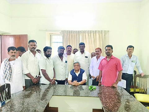 ಬುಡರಕಟ್ಟಿ ಗ್ರಾಮದ ಅಂಚೆ ಕಚೇರಿ ಕಟ್ಟಡ ಹಾಗೂ ಬಸವೇಶ್ವರ ಮಹಾದ್ವಾರ ನಿರ್ಮಾಣಕ್ಕೆ ಅನುದಾನ ನೀಡಬೇಕೆಂದು ಆಗ್ರಹಿಸಿ ಗ್ರಾಮಸ್ಥರು ಬೆಳಗಾವಿಯಲ್ಲಿ ಸಂಸದ ಜಗದೀಶ ಶೆಟ್ಟರ್‌ಗೆ ಮನವಿ ಸಲ್ಲಿಸಿದರು. ಮಡಿವಾಳಪ್ಪ ಕಿತ್ತೂರು, ಗುರುಲಿಂಗಯ್ಯ ಪೂಜಾರಿ, ಸಂಗಯ್ಯ ಚಿಕ್ಕಮಠ ಇತರರಿದ್ದರು.