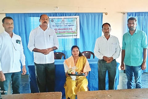 ಬಾಳೆಹೊನ್ನೂರನ ರೇಣುಕನಗರದ ಶ್ರೀ ಜಗದ್ಗುರು ರೇಣುಕಾಚಾರ್ಯ ಐಟಿಐ ಕಾಲೇಜಿನಲ್ಲಿ ನಡೆದ ಉದ್ಯೋಗ ನೋಂದಣಿ ಶಿಬಿರದಲ್ಲಿ ಜಿಲ್ಲಾ ಉದ್ಯೋಗಾಧಿಕಾರಿ ಜಯಶ್ರೀ ಅವರನ್ನು ಗೌರವಿಸಲಾಯಿತು.  