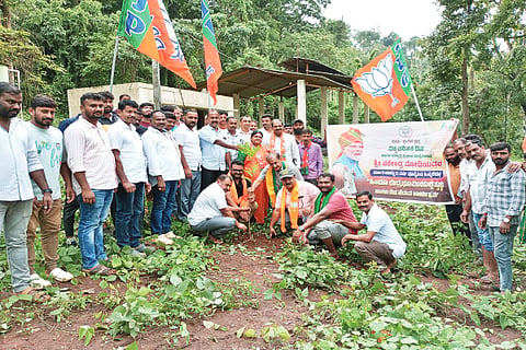 ಬಾಳೆಹೊನ್ನೂರಿನ ಬೈರೇಗುಡ್ಡ ಹಿಂದು ರುದ್ರಭೂಮಿಯಲ್ಲಿ ಶೃಂಗೇರಿ ಕ್ಷೇತ್ರ ರೈತ ಒಕ್ಕೂಟ ಹಾಗೂ ಬಿಜೆಪಿಯಿಂದ ವಿವಿಧ ಗಿಡಗಳನ್ನು ನೆಡಲಾಯಿತು. 