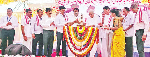 ಮುರ್ಡೇಶ್ವರದಲ್ಲಿ ಏರ್ಪಡಿಸಿದ್ದ ಮದ್ಯವರ್ಜನ ಶಿಬಿರದ ಸಮಾರೋಪ ಸಮಾರಂಭವನ್ನು ಧರ್ಮಸ್ಥಳ ಧರ್ಮಾಧಿಕಾರಿ ವೀರೇಂದ್ರ ಹೆಗ್ಗಡೆ ಅವರು ಉದ್ಘಾಟಿಸಿದರು. ಸಚಿವ ಮಂಕಾಳ ವೈದ್ಯ, ಚಂದ್ರಶೇಖರ ಗೌಡ, ಸತೀಶ ಶೇಟ್ ಇತರರು ಇದ್ದರು.