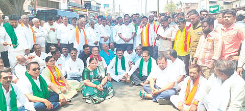 ಬೈಲಹೊಂಗಲದಲ್ಲಿ ಹಮ್ಮಿಕೊಂಡಿದ್ದ ಬಂದ್ ವೇಳೆ ಮಾಜಿ ಶಾಸಕ ಡಾ.ವಿಶ್ವನಾಥ ಪಾಟೀಲ ನೇತತ್ವದಲ್ಲಿ ಪ್ರತಿಭಟನಾ ಧರಣಿ ನಡೆಸಲಾಯಿತು. ಶಂಕರ ಮಾಡಲಗಿ, ಶಿವಾನಂದ ಕೋಲಕಾರ, ರಾಜು ಕುಡಸೋಮಣ್ಣವರ, ನಿಂಗಪ್ಪ ಚೌಡನ್ನವರ, ಸುನೀಲ ವರ್ಣೇಕರ, ಶಾಂತಾ ಮಡ್ಡಿಕರ ಇತರರು ಇದ್ದರು.