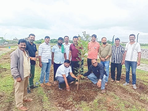 ಬೈಲಹೊಂಗಲದಲ್ಲಿ ಹಮ್ಮಿಕೊಂಡಿದ್ದ ಸಸಿ ನೆಡುವ ಕಾರ್ಯಕ್ರಮಕ್ಕೆ ಗಣ್ಯರು ಚಾಲನೆ ನೀಡಿದರು. ಶಂಕರ ಬೋಳನ್ನವರ, ಸುನೀಲ ಮರಕುಂಬಿ, ಗುರು ಮೆಟಗುಡ್ಡ, ಜಗದೀಶ ಬೂದಿಹಾಳ ಇತರರಿದ್ದರು.