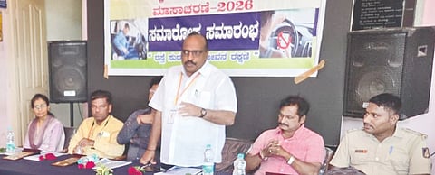 ಬೈಲಹೊಂಗಲ ನಗರದ ಆರ್​ಟಿಒ ಕಚೇರಿಯಲ್ಲಿ ಹಮ್ಮಿಕೊಂಡಿದ್ದ ರಾಷ್ಟ್ರೀಯ ರಸ್ತೆ ಸುರತಾ ಜಾಗೃತಿ ಮಾಸಾಚರಣೆಯಲ್ಲಿ ಆರ್​ಟಿಒ ಜಯಾನಂದ ನರಸನ್ನವರ ಮಾತನಾಡಿದರು. ಮಹಾಂತೇಶ ತುರಮರಿ, ಅನಿಲ ಪಾತ್ರೋಟ ಇತರರಿದ್ದರು.