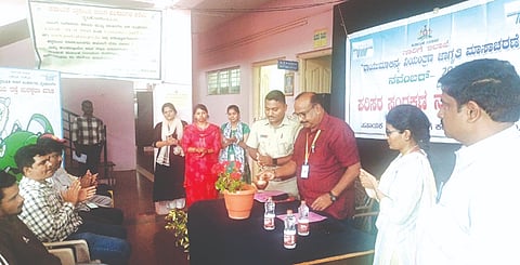  ಬೈಲಹೊಂಗಲ ನಗರದ ಸಹಾಯಕ ಪ್ರಾದೇಶಿಕ ಸಾರಿಗೆ ಕಚೇರಿಯಲ್ಲಿ ಹಮ್ಮಿಕೊಂಡಿದ್ದ ಪರಿಸರ ಸಂರಣೆ ನಮ್ಮೆಲ್ಲರ ಹೊಣೆ ಜಾಗೃತಿ ಕಾರ್ಯಕ್ರಮವನ್ನು ಜಯಾನಂದ ನರಸನ್ನವರ ಉದ್ಘಾಟಿಸಿದರು. ಅನಿಲಕುಮಾರ ಪಾತ್ರೋಟ, ಕೀರ್ತಿ ಹುಕ್ಕೇರಿ, ರಶ್ಮಿ ಜಕ್ಕನ್ನವರ ಇತರರಿದ್ದರು.