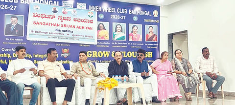 ಬೈಲಹೊಂಗಲದಲ್ಲಿ ಕಾಂಗ್ರೆಸ್ ಪಕ್ಷದ ಸಂಘಟನಾ ಸೃಜನ್ ಅಭಿಯಾನ ಕಾರ್ಯಕ್ರಮದಲ್ಲಿ ಶಾಸಕ ಮಹಾಂತೇಶ ಕೌಜಲಗಿ ಮಾತನಾಡಿದರು. ಬಸವರಾಜ ಕೌಜಲಗಿ, ಬಾಯಕ್ಕ ಮೇಟಿ ಇತರರು ಇದ್ದರು.