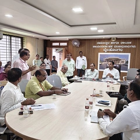  ಬೈಲಹೊಂಗಲದಲ್ಲಿ ಡಿ.ದೇವರಾಜ ಅರಸು ಜಯಂತಿ ಪೂರ್ವಭಾವಿ ಸಭೆ ಜರುಗಿತು. ಸದಾಶಿವ ಮಕ್ಕೋಜಿ, ಸಂಜೀವ ಜುನ್ನೂರ, ಮಹೇಶ ಹೂಲಿ ಇತರರಿದ್ದರು.