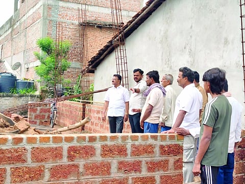 ಬೈಲಹೊಂಗಲ ನಗರದಲ್ಲಿ ಮಳೆಯಿಂದ ಹಾನಿಗೊಳಗಾದ ಸಂತ್ರಸ್ತರ ಮನೆಗಳಿಗೆ ಮಾಜಿ ಶಾಸಕ ಡಾ.ವಿಶ್ವನಾಥ ಪಾಟೀಲ ಭೇಟಿ ನೀಡಿದರು. ಮಡಿವಾಳಪ್ಪ ಹೋಟಿ, ಬಸವರಾಜ ನೇಸರಗಿ, ನಾಗಪ್ಪ ಗುಂಡ್ಲೂರ ಇತರರಿದ್ದರು.