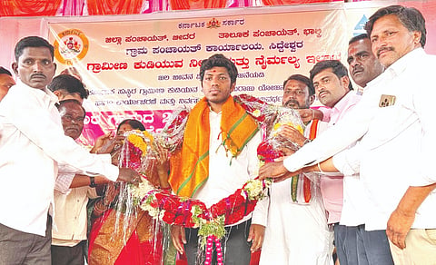 ಭಾಲ್ಕಿ ತಾಲೂಕಿನ ಮರೂರ ಗ್ರಾಮದಲ್ಲಿ ಜೆಜೆಎಂ ಕಾಮಗಾರಿಗೆ ಚಾಲನೆ ನೀಡಿದ ಸಂಸದ ಸಾಗರ ಖಂಡ್ರೆ ಅವರನ್ನು ಗ್ರಾಮಸ್ಥರು ಸನ್ಮಾನಿಸಿದರು.