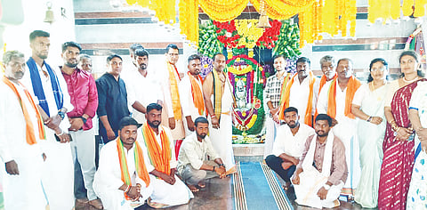 ಬೇಲೂರು ತಾಲೂಕಿನ ಅರೇಹಳ್ಳಿ ಹೋಬಳಿ ಮಲ್ಲಾಪುರ ಗ್ರಾಮದಲ್ಲಿ ಶನೇಶ್ಚರಸ್ವಾಮಿಯ 25ನೇ ವರ್ಷದ ಜಾತ್ರಾ ಮಹೋತ್ಸವದಲ್ಲಿ ಪಾಲ್ಗೊಂಡಿದ್ದ ಭಕ್ತರು.
