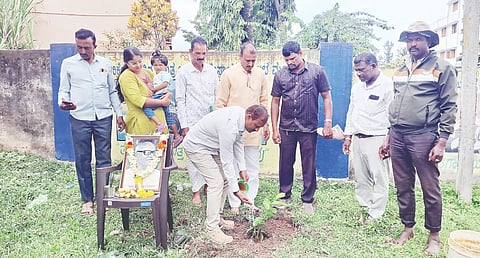 ತೋಟಗಾರಿಕೆ ಪಿತಾಮಹ ಡಾ.ಮರಿಗೌಡರ ಜನ್ಮದಿನದ ಅಂಗವಾಗಿ ತೋಟಗಾರಿಕೆ ಇಲಾಖೆಯಿಂದ ಗಣ್ಯರು ಗಿಡಗಳನ್ನು ನೆಟ್ಟರು. ಅಡಗೂರು ಬಸವರಾಜು, ಎಂ.ಆರ್.ಲೋಹಿತ್ ಇತರರು ಇದ್ದರು.