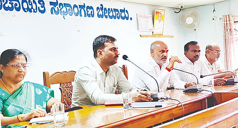 ಯೋಗ ದಿನಾಚರಣೆ ಅಂಗವಾಗಿ ಪಟ್ಟಣದ ತಾಲೂಕು ಪಂಚಾಯಿತಿ ಸಭಾಂಗಣದಲ್ಲಿ ಪೂರ್ವಭಾವಿ ಸಭೆಯಲ್ಲಿ ಶಾಸಕ ಎಚ್.ಕೆ.ಸುರೇಶ್ ಮಾತನಾಡಿದರು. ಡಾ. ಅನುರಾಧಾ, ಶ್ರೀಧತ್ ಕಂಕನವಾಡಿ, ಸತೀಶ್ ಕುಮಾರ್ ಇತರರು ಇದ್ದರು. 