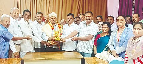 ಬೇಲೂರು ತಾಲೂಕು ಕಛೇರಿಯಲ್ಲಿ ಆಹಾರ ನಿರೀಕ್ಷಕರಾಗಿದ್ದ ಪುರಷೋತ್ತಮ್ ಅವರಯ ಚನ್ನರಾಯಪಟ್ಟಣಕ್ಕೆ ವರ್ಗಾವಣೆಗೊಂಡ ಹಿನ್ನೆಲೆಯಲ್ಲಿ ತಾಲೂಕು ನ್ಯಾಯಬೆಲೆ ಅಂಗಡಿ ಮಾಲೀಕರ ಸಂಘದಿಂದ ಸನ್ಮಾನಿಸಲಾಯಿತು. ವೀಣಾ, ಗೀತಾಂಜಲಿ, ಶ್ರುತಿ, ನಾಗರಾಜು, ಮೋಹನ್ ಇತರರಿದ್ದರು.