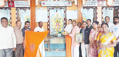 ಬೇಲೂರು ಪಟ್ಟಣದ ಪೇಟೆ ಶ್ರೀಕನ್ನಿಕಾಪರಮೇಶ್ವರಿ ದೇವಸ್ಥಾನದಲ್ಲಿ ಶನಿವಾರ ಆರ್ಯವೈಶ್ಯ ಸಮಾಜದಿಂದ ಮಹಾಸಂಕಲ್ಪ ಕಾರ್ಯಕ್ರಮ ಹಮ್ಮಿಕೊಳ್ಳಲಾಗಿತ್ತು. ಲಕ್ಷ್ಮೀ ಗುರುರಾಜ್, ಕೆ.ಎಲ್.ಎನ್.ಬಾಬು ಇತರರು ಇದ್ದರು.
