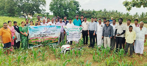 ಬೇಲೂರು ತಾಲೂಕಿನ ಹೆಬ್ಬಾಳು ಗ್ರಾಮದಲ್ಲಿ ಆಯೋಜಿಸಿದ್ದ ಕೃಷಿ ಕ್ಷೇತ್ರದಲ್ಲಿ ಆಧುನಿಕ ತಂತ್ರಜ್ಞಾನದ ಬಳಕೆ ಹಾಗೂ ಡ್ರೋನ್ ಮೂಲಕ ಬೆಳೆಗಳಿಗೆ ಕೀಟನಾಶಕ, ಸೂಕ್ಷ್ಮ ಪೋಷಕಾಂಶಗಳ ಸಿಂಪಡಣೆ ಕುರಿತ ಪ್ರಾತ್ಯಕ್ಷಿಕೆ ಕಾರ್ಯಗಾರದಲ್ಲಿ ಅಧಿಕಾರಿಗಳು ಮತ್ತು ರೈತರು ಭಾಗವಹಿಸಿದ್ದರು.