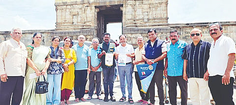 ಧಾರವಾಡ ಜಿಲ್ಲೆಯ ಬೇಲೂರು-ಧಾರವಾಡ ರೋಟರಿ ಕ್ಲಬ್ ಅಧ್ಯಕ್ಷ ಸುಧೀಂದ್ರ ದೇಶಪಾಂಡೆ ಬೇಲೂರು ರೋಟರಿ ಕ್ಲಬ್ ಅಧ್ಯಕ್ಷ ಬಿ.ಬಿ.ಶಿವರಾಜು ಚನ್ನಕೇಶವಸ್ವಾಮಿ ದೇಗುಲ ಮುಂಭಾಗ ಧ್ವಜ ಬದಲಾವಣೆ ಮಾಡಿಕೊಂಡರು. ಸಂದೀಪ್ ಹೊನ್ನಾವರ, ಗಣೇಶ್ ಇತರರು ಇದ್ದರು.
