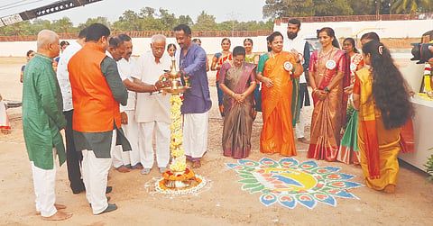  ಚೇರ್ಕಾಡಿಯ ರಾಷ್ಟ್ರೋತ್ಥಾನ ವಿದ್ಯಾಕೇಂದ್ರದಲ್ಲಿ ಶುಕ್ರವಾರ ರಾಷ್ಟ್ರೋತ್ಸವ ಕಾರ್ಯಕ್ರಮವನ್ನು ನಾರಾವಿ ದಿನೇಶ್ ಹೆಗ್ಡೆ ಉದ್ಘಾಟಿಸಿದರು. ವಸಂತ್ ಕುವಾರ್, ಪೂರ್ಣಿವಾ ಎಸ್.ಡಿ., ಸಾಧು ಸಾಲಿಯಾನ್ ಮತ್ತಿತರರು ಇದ್ದರು.