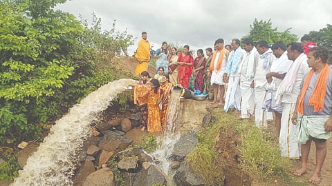 ಚಿಕ್ಕಜಾಜೂರು ಸಮೀಪದ ಅಂದನೂರು ಕೆರೆಗೆ ಸಾಸ್ವೆಹಳ್ಳಿ ಏತ ನೀರಾವರಿ ಯೋಜನೆಯಡಿ ಪೈಪ್‌ಲೈನ್ ಮೂಲಕ ನೀರು ಹರಿಸಲಾಗಿದ್ದು, ಬಂಡೆಬೊಮ್ಮೇನಹಳ್ಳಿ ಗ್ರಾಮಸ್ಥರು ಗಂಗಾಪೂಜೆ ಸಲ್ಲಿಸಿದರು. lake