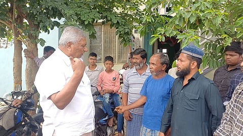 ಚಾಮರಾಜನಗರದ ಡಾ.ಎ.ಪಿ.ಜೆ. ಅಬ್ದುಲ್ ಕಲಾಂ ನಗರಕ್ಕೆ ಜಿಲ್ಲಾ ಉಸ್ತುವಾರಿ ಸಚಿವ ಕೆ.ವೆಂಕಟೇಶ್ ಭೇಟಿ ನೀಡಿದ್ದ ಸಂದರ್ಭದಲ್ಲಿ ನಿವೇಶನ ಸೌಲಭ್ಯ ಒದಗಿಸಿಕೊಡಿ ಎಂದು ಸಾರ್ವಜನಿಕರು ಮನವಿ ಮಾಡಿದರು.
