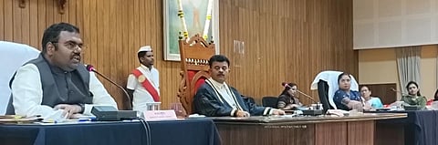 ಬೆಳಗಾವಿ ಪಾಲಿಕೆ ಸಭೆಯಲ್ಲಿ ಆಯುಕ್ತ ಎಂ.ಕಾರ್ತಿಕ ಮಾತನಾಡಿದರು. ಮಂಗೇಶ ಪವಾರ, ವಾಣಿ ಜೋಶಿ ಇದ್ದರು.
